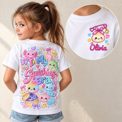 Dětské tričko – In My Squishies Era se jménem – s mačkací hračkou – Personalizované #98212 [PC-GALLERY:cmv14f7bg0021p7f27b2p7wxa:0001374b-faf2-483e-9228-500516088582:cd9294f9536688709225666c91b5ab4b16b6df519e92db71b59cfb2dcaad19ef]