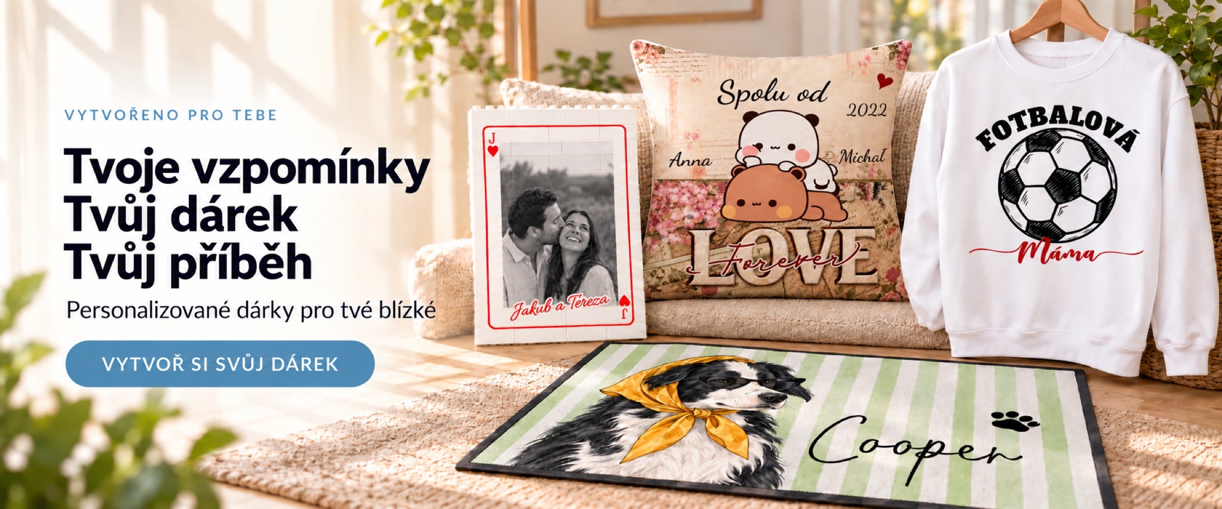 Tvoje vzpomínky. Tvůj dárek. Tvůj příběh. Personalizované dárky pro tvé blízké: kostky s fotografií, polštář pro páry, rohožka s fotkou mazlíčka a mikina pro maminku fotbalisty. Vytvoř si svůj dárek
